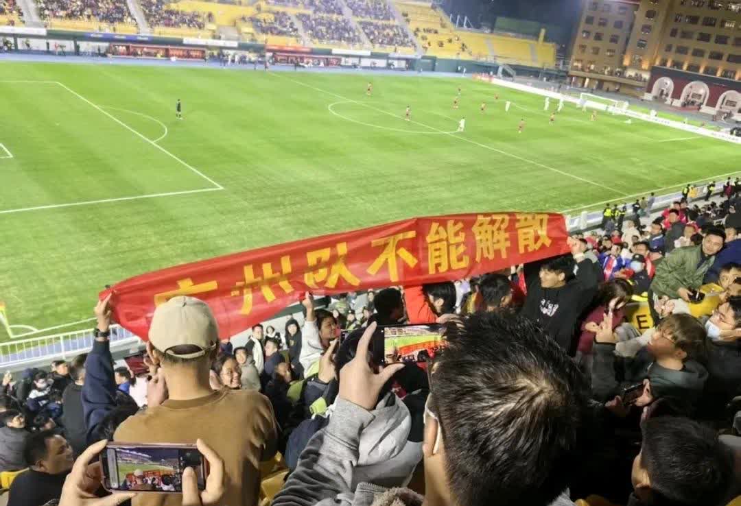 包含亚眠球队球迷热情支持俱乐部，呐喊声震耳欲聋的词条