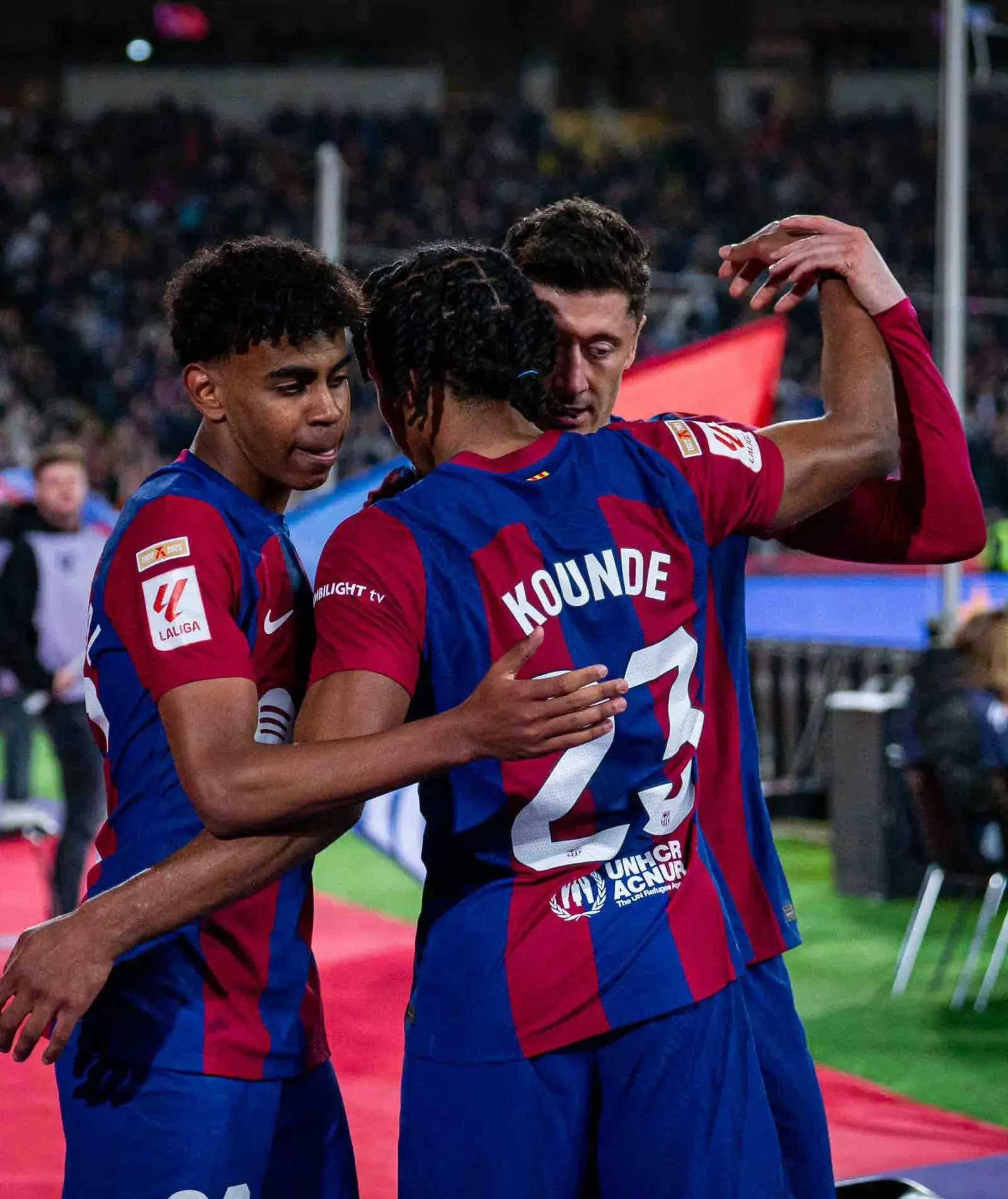 巴塞罗那客场3-0击败阿森纳，提前取得晋级优势