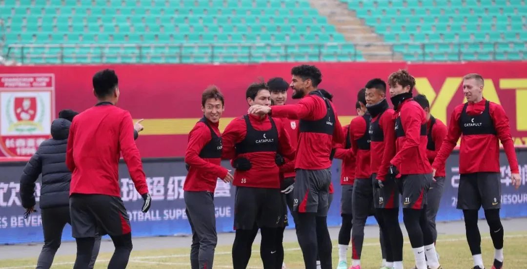 长春亚泰对阵深圳佳兆业，实力相当的简单介绍