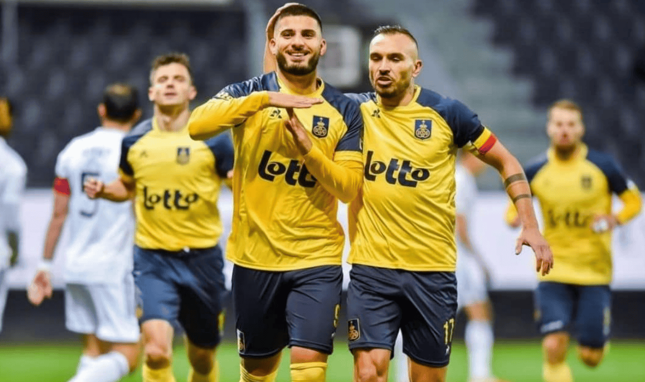 包含阿贾克斯展现实力，轻松击败对手锁定胜局的词条