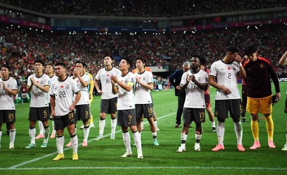 强队击败实力弱旅，获得胜利