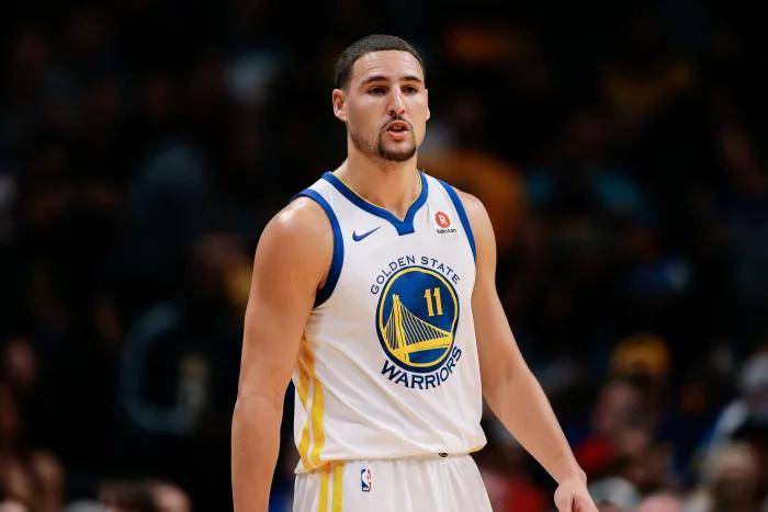 包含曼城险胜PSG，克莱·汤普森绝境下完成绝杀强强对话半决赛，留下经典瞬间的词条