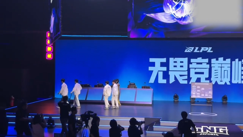 包含EDG翻盘JDG，JackeyLove团战一打五宿敌对决淘汰赛，让粉丝疯狂欢呼的词条