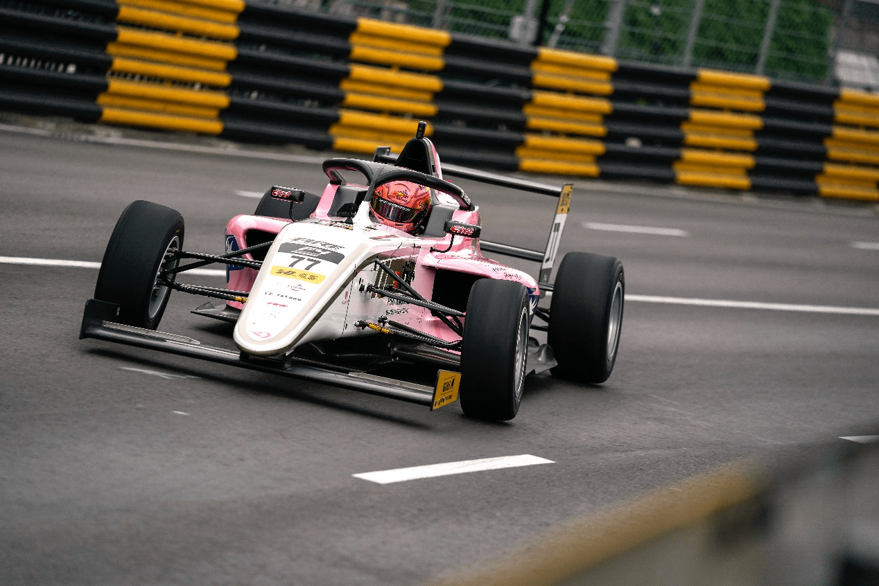 史诗对决！赛车上演极限翻盘的简单介绍