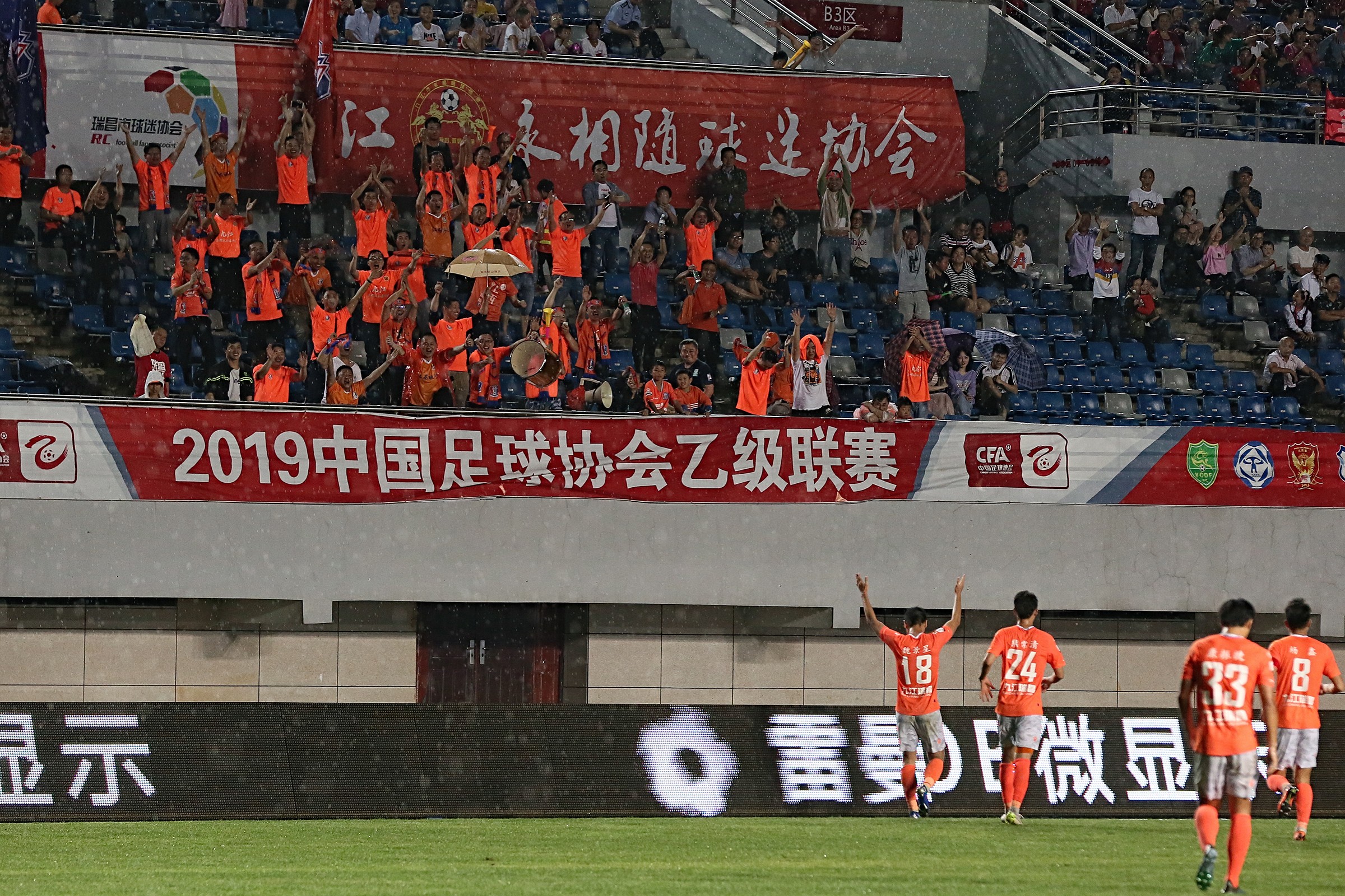 包含一场经典之战！田径点燃球迷热情的词条